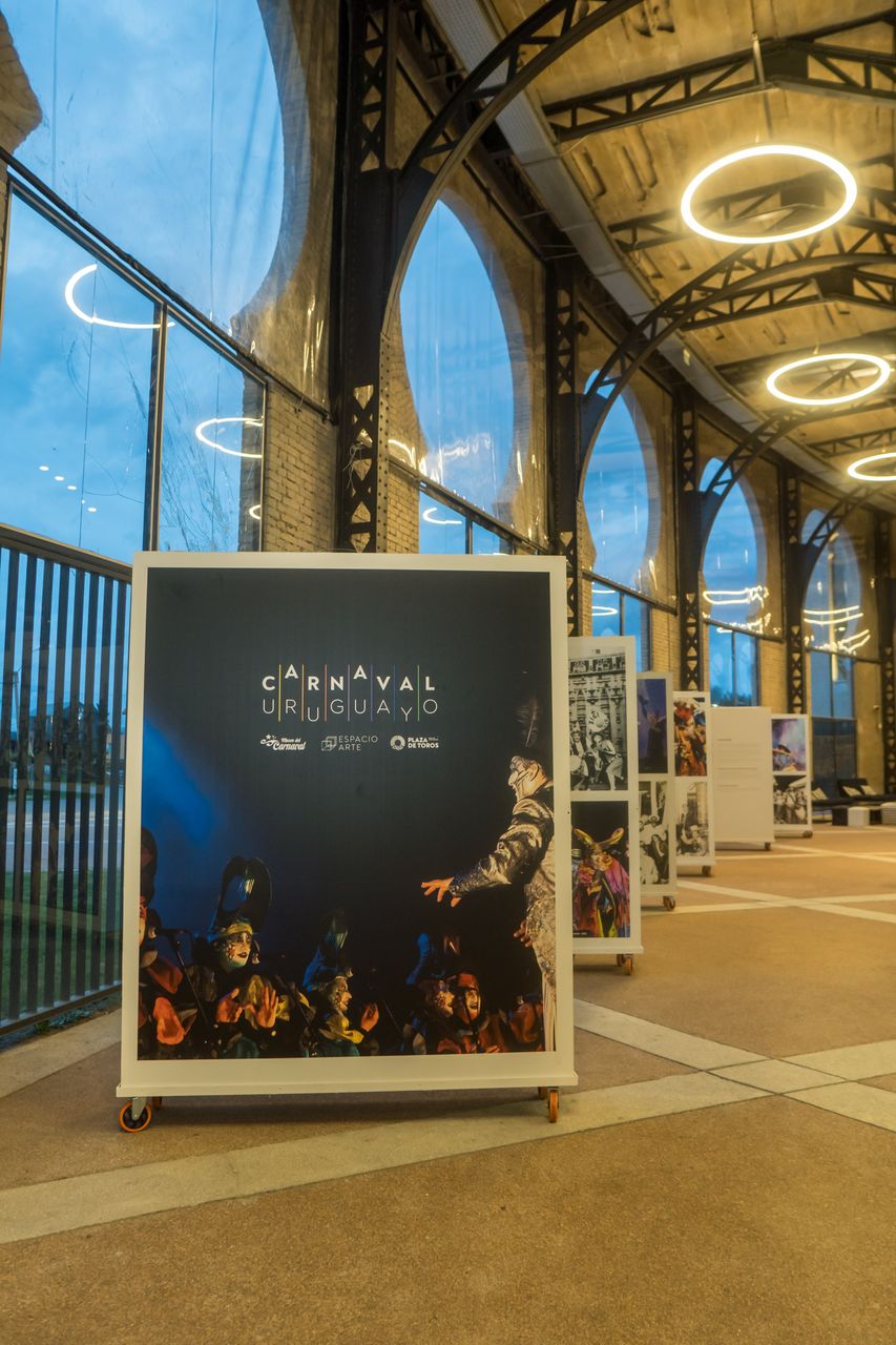 Carnaval Uruguayo — el panel de sala en la galería de arcos, al atardecer.