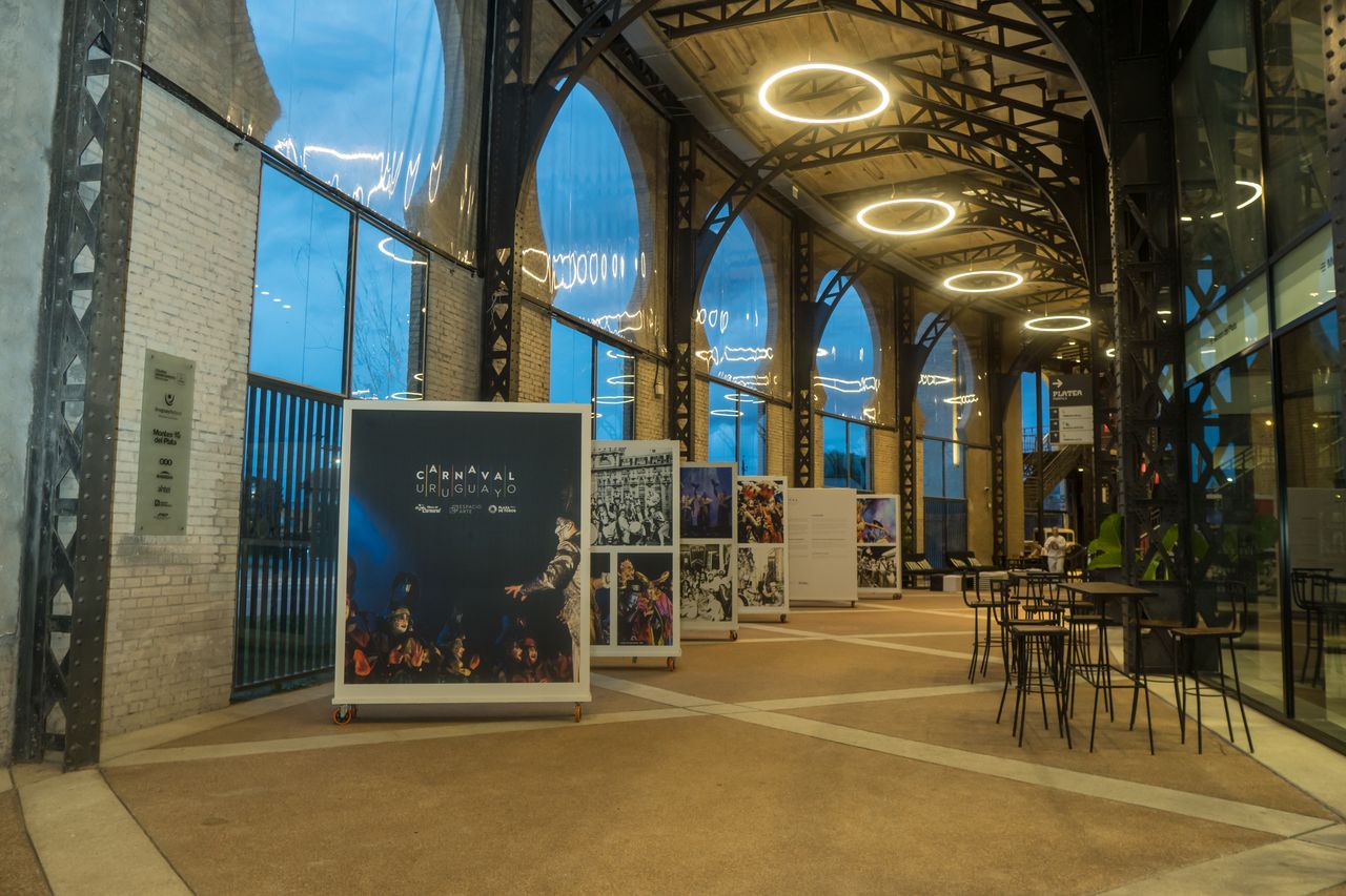 Carnaval Uruguayo — la galería con los paneles del Museo del Carnaval, al caer la tarde.