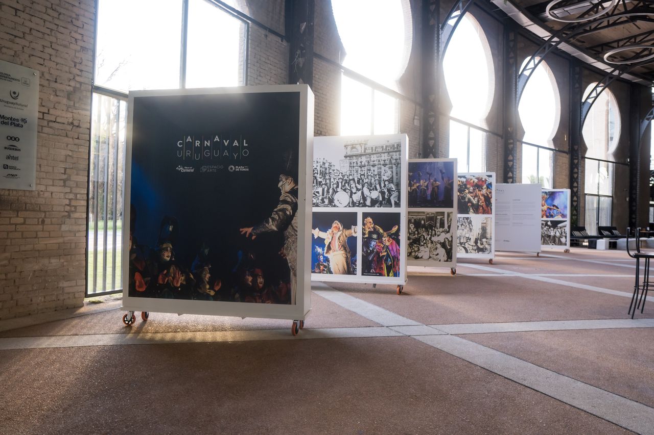Carnaval Uruguayo — paneles de fotos del Museo del Carnaval bajo los arcos.
