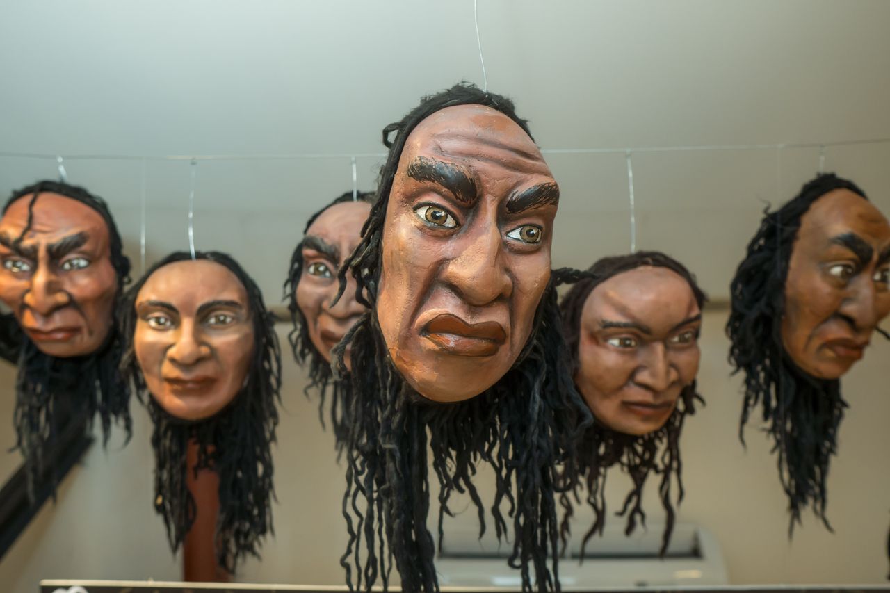 Carnaval Uruguayo — cabezas de personajes de Agarrate Catalina, suspendidas.