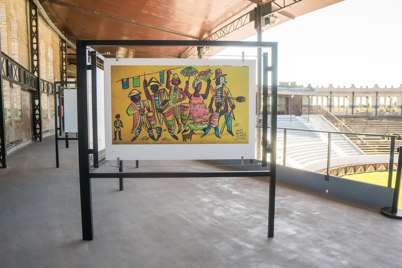 Carnaval Uruguayo — páez Vilaró en la galería alta: una pintura frente al ruedo.