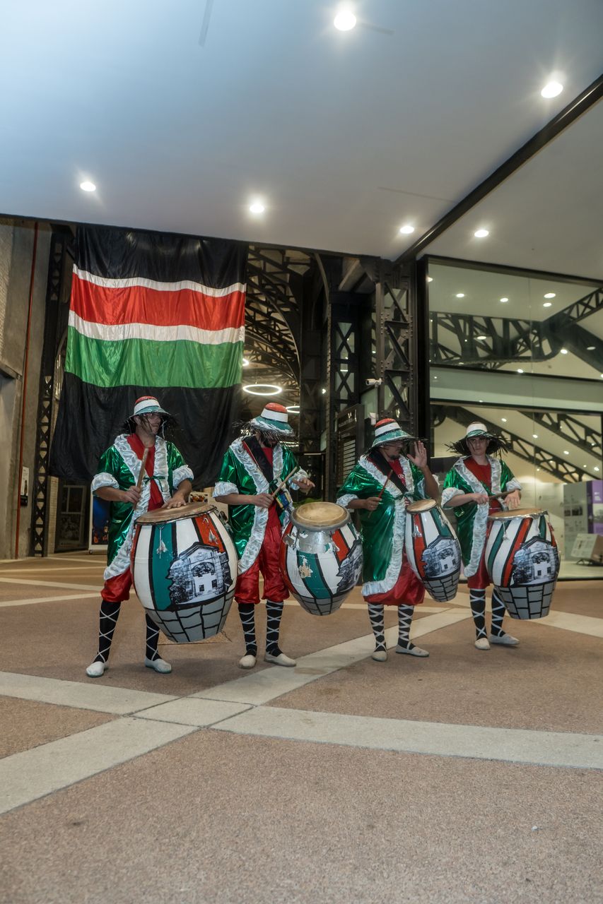 Carnaval Uruguayo — los tambores de la comparsa bajo la bandera, en el lanzamiento.