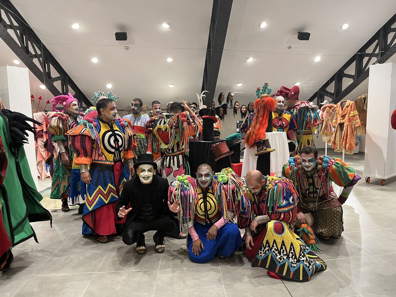Carnaval Uruguayo — la murga Agarrate Catalina en la sala.