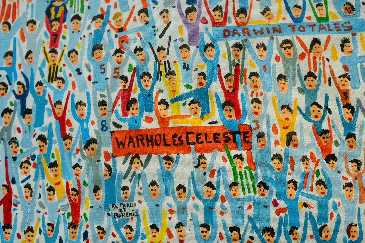 Gol en 3 colores — detalle de la multitud: Warhol es celeste.