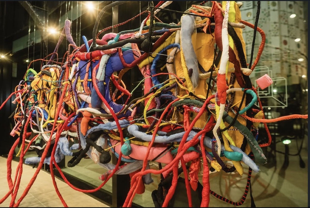 Interfaz — maraña de cordones de color, de cerca.