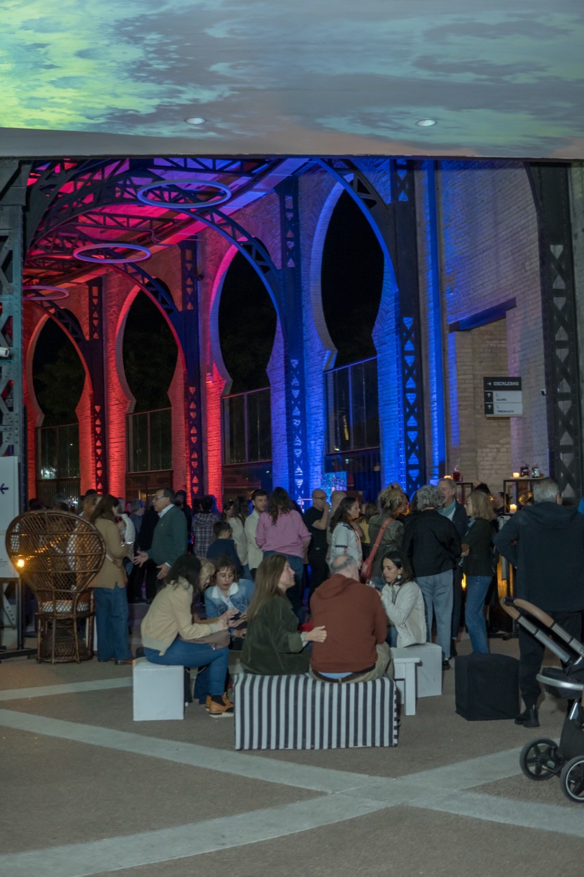 Lanzamiento interactivo — los arcos iluminados, con público.