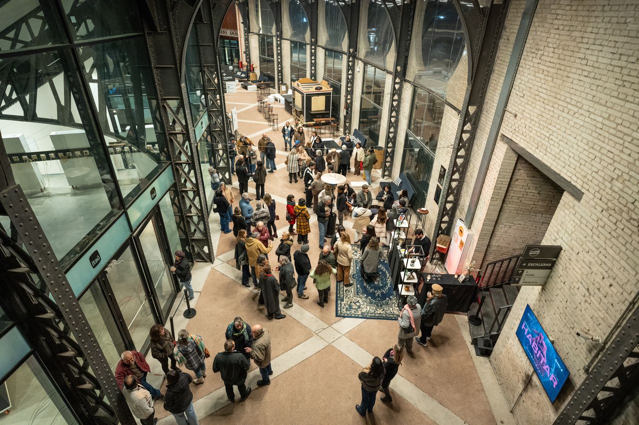 Gente en Obra — el vernissage visto desde la galería alta.
