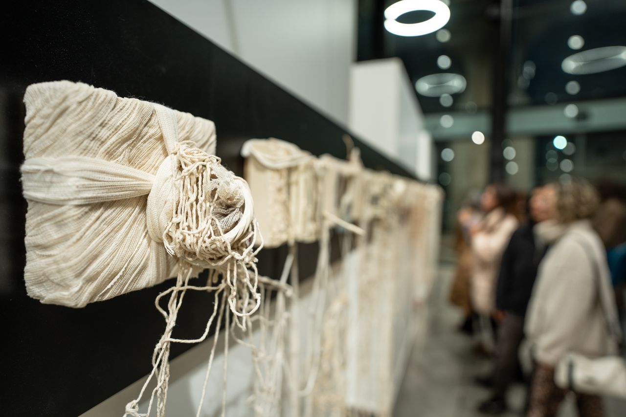 Gente en Obra — bloques textiles de cerca, con el público detrás.
