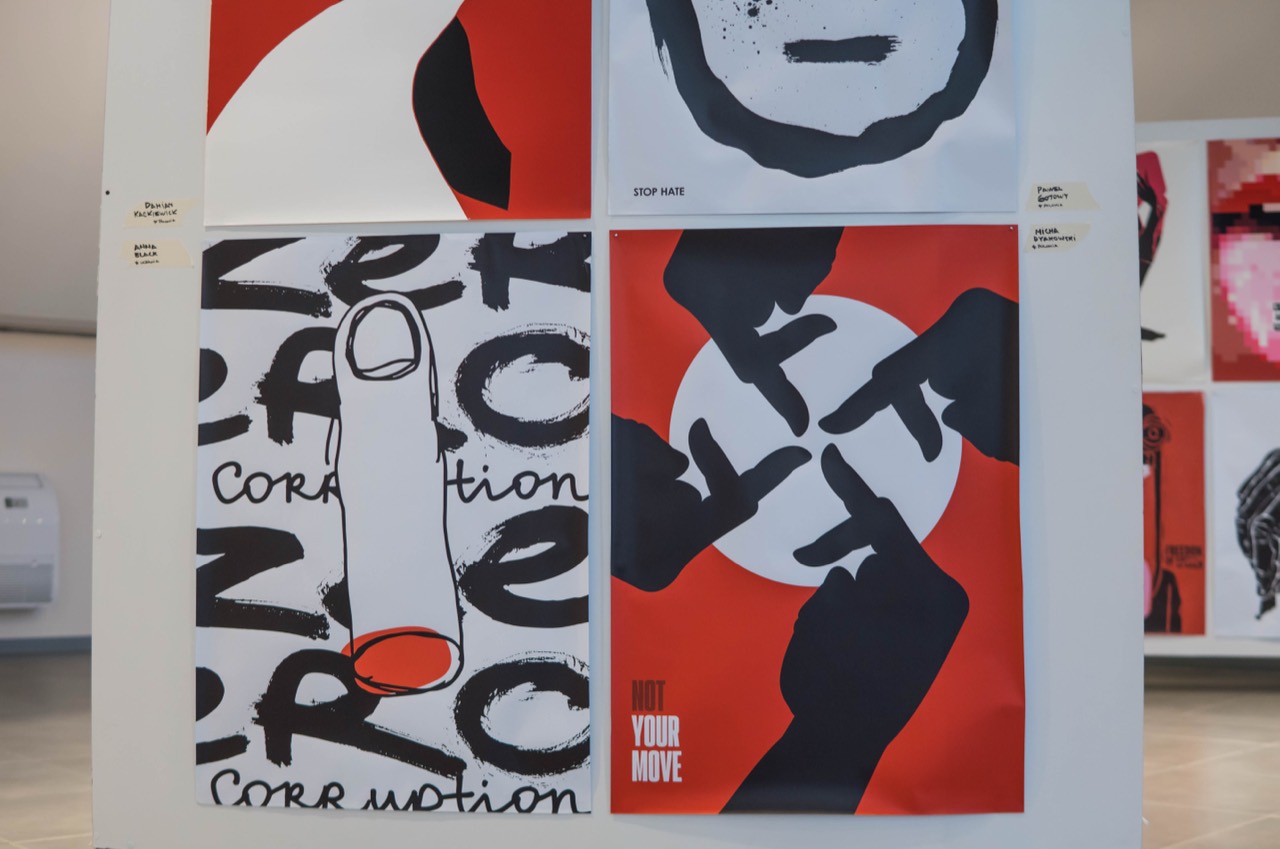 Sinergia — pieza gráfica en rojo, negro y blanco.