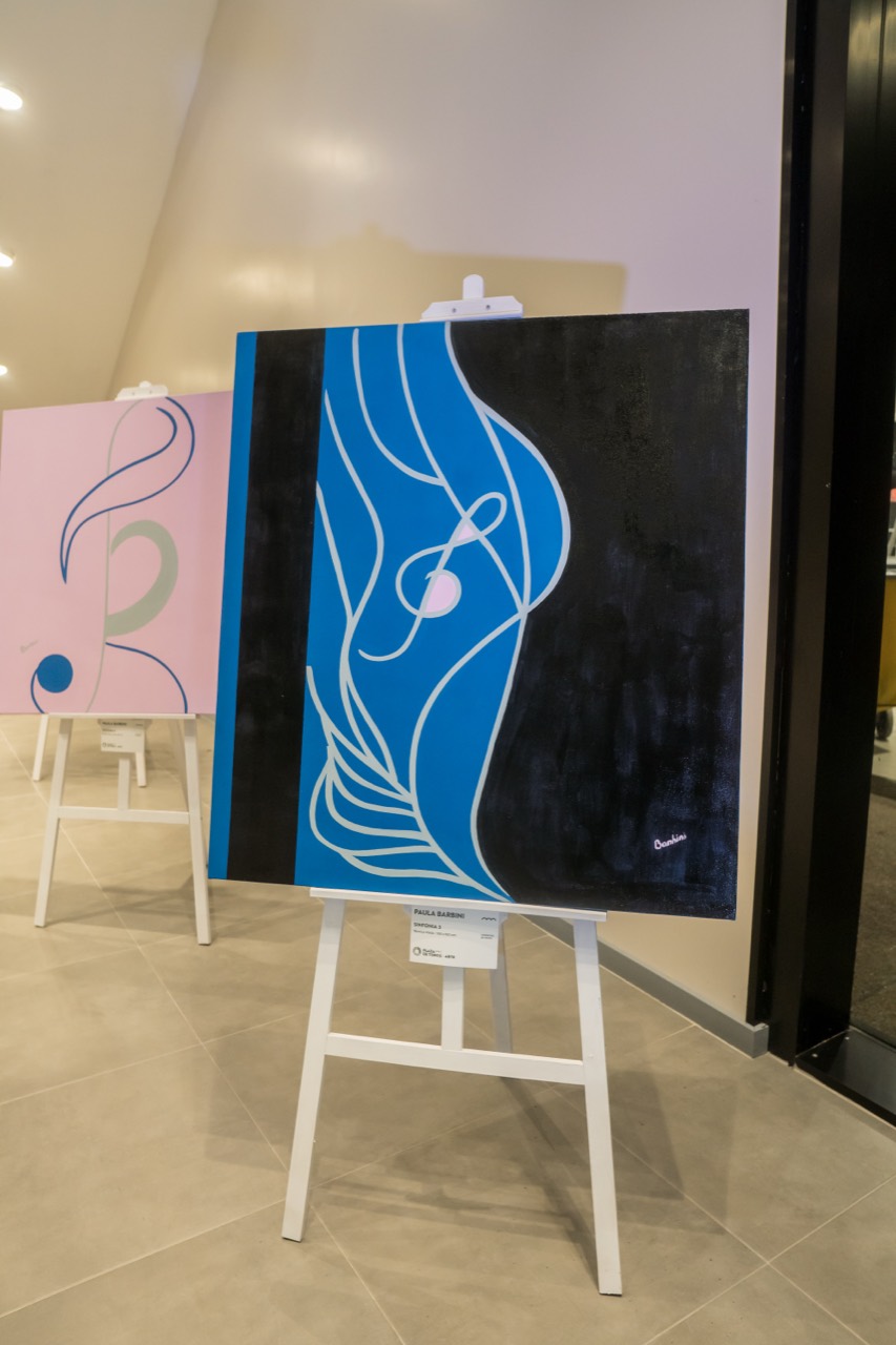 Sinfonía de Colores — telas azules y rosadas montadas sobre caballetes.