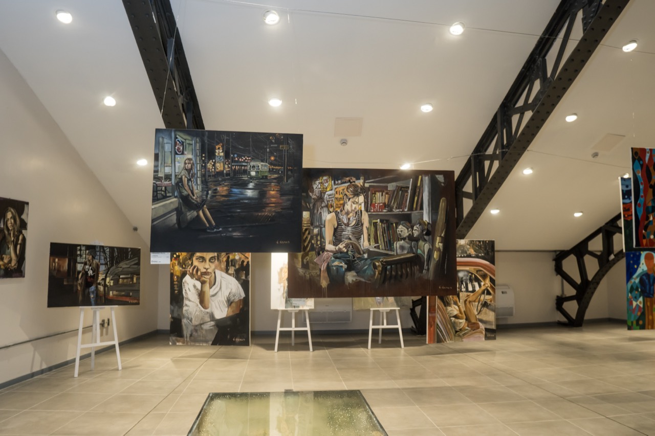 Sinfonía de Colores — la sala montada con caballetes y pinturas.